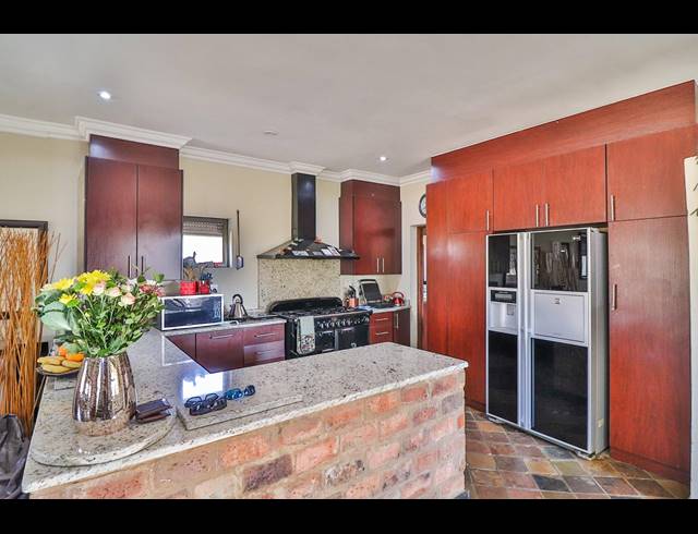 5 BEDROOM HOUSE SOLD IN LEEUWFONTEIN ESTATE